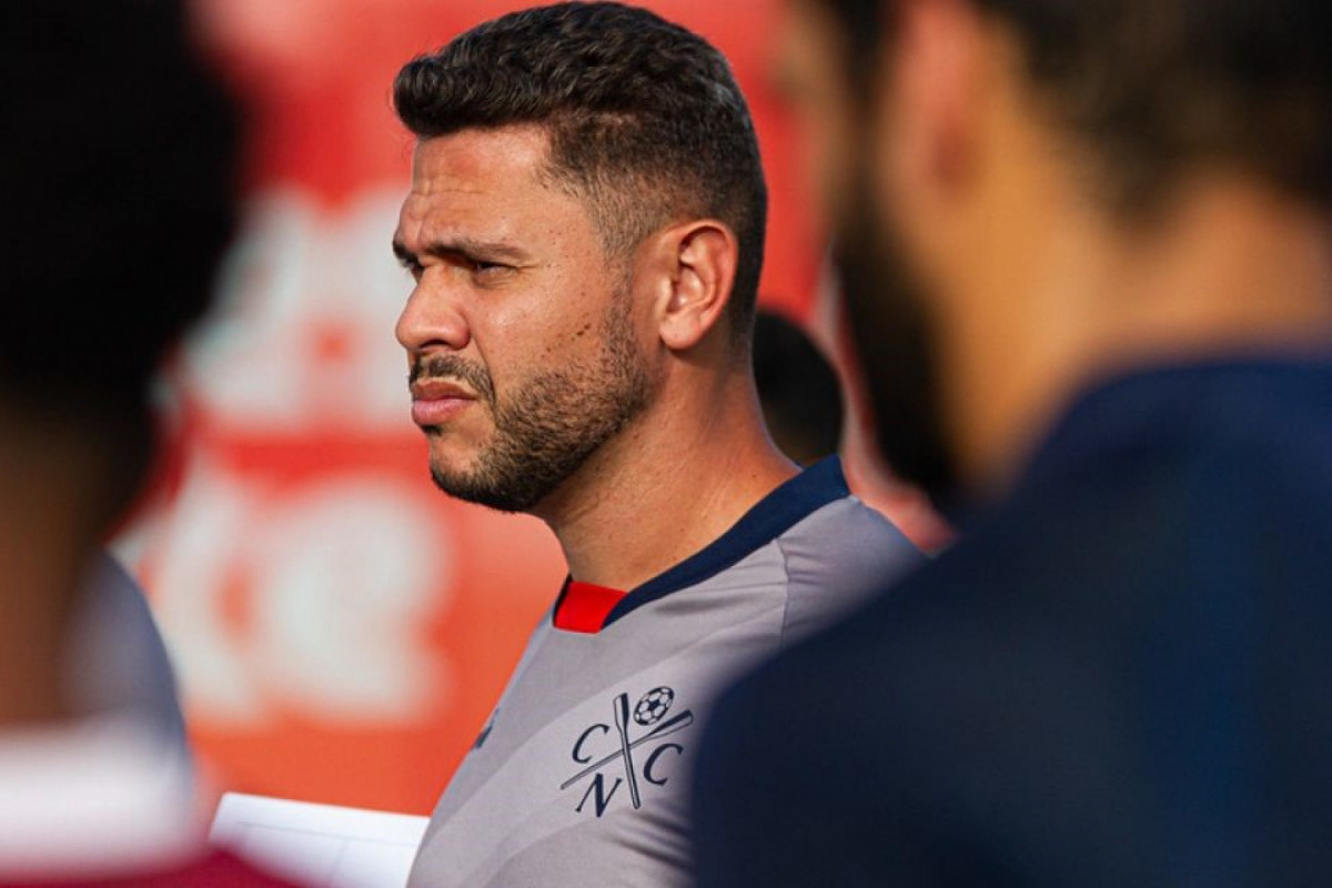Guilherme dos Anjos, filho do técnico Hélio dos Anjos e auxiliar do Náutico (Gabriel França / CNC) Guilherme dos Anjos, filho do técnico Hélio dos Anjos e auxiliar do Náutico/Gabriel França / CNC