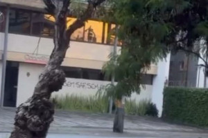Empresa de presidente do Conselho Deliberativo do Santa Cruz é pichada em protesto