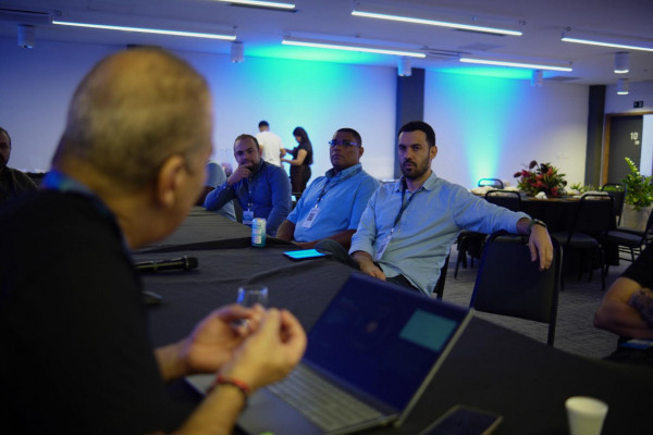 Os Conecta Rooms servem como espaços reservados para interações estratégicas e apresentações personalizadas de soluções