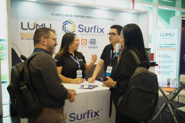 No estande da Surfix Cloud & Data Center, os participantes podiam interagir com os gestores e executivos da empresa enquanto descobriam as suas novas soluções
