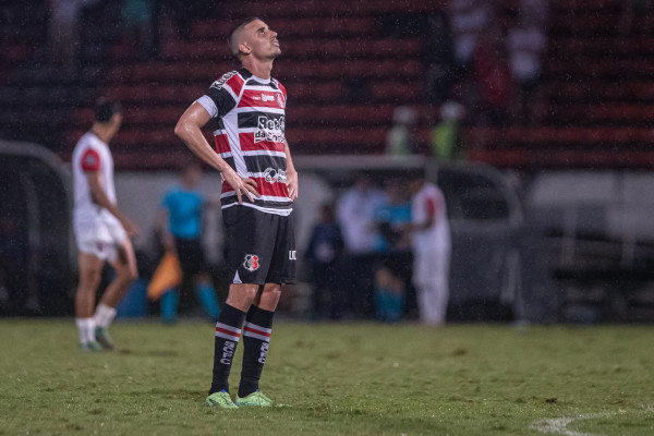 Recife, PE, 13/07/2025 - SANTA CRUZ X SANTA CRUZ - RN - Na tarde deste domingo(13), a equipe do Santa Cruz recebeu a equipe do Santa Cruz de Natal pelo Campeonato Brasileiro da Serie D 2025 no estádio do Arruda. Thiago Galhardo