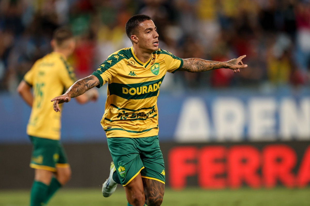Carlos Alberto, em comemoração após o primeiro gol pelo Cuiabá (AssCom Dourado / Divulgação) Carlos Alberto, em comemoração após o primeiro gol pelo Cuiabá/AssCom Dourado / Divulgação