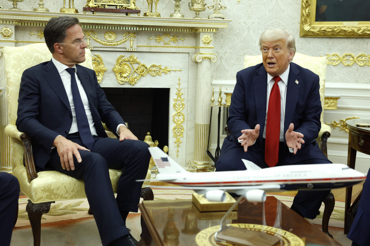 WASHINGTON, DC - 14 DE JULHO: O presidente dos EUA, Donald Trump (à direita), discursa ao lado do secretário-geral da OTAN, Mark Rutte, durante uma reunião no Salão Oval da Casa Branca, em 14 de julho de 2025, em Washington, DC. Trump se reunirá com Rutte um dia após anunciar que os EUA enviarão mísseis de defesa aérea Patriot à Ucrânia para ajudar na defesa contra os crescentes ataques aéreos da Rússia. Kevin Dietsch/Getty Images/AFP (Foto de Kevin Dietsch / GETTY IMAGES NORTH AMERICA / Getty Images via AFP)