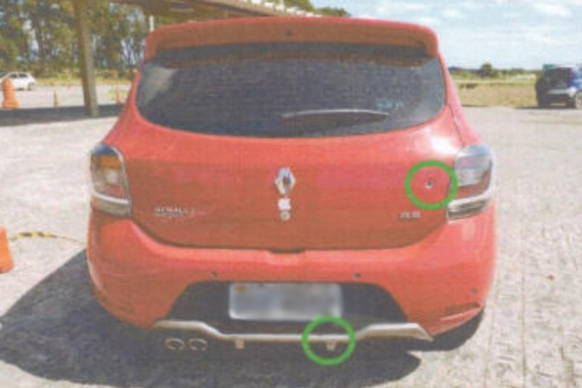 Foto anexada aos autos mostra alguns dos pontos atingidos pelos tiros. (Foto: Reprodução) Foto anexada aos autos mostra alguns dos pontos atingidos pelos tiros./Foto: Reprodução