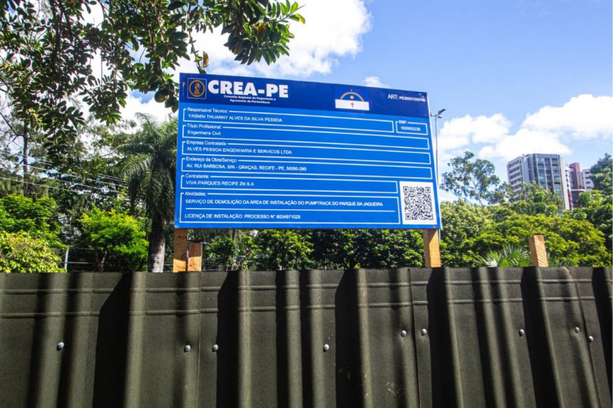 Área de demolição contém árvores com placas descritivas colocadas pela prefeitura