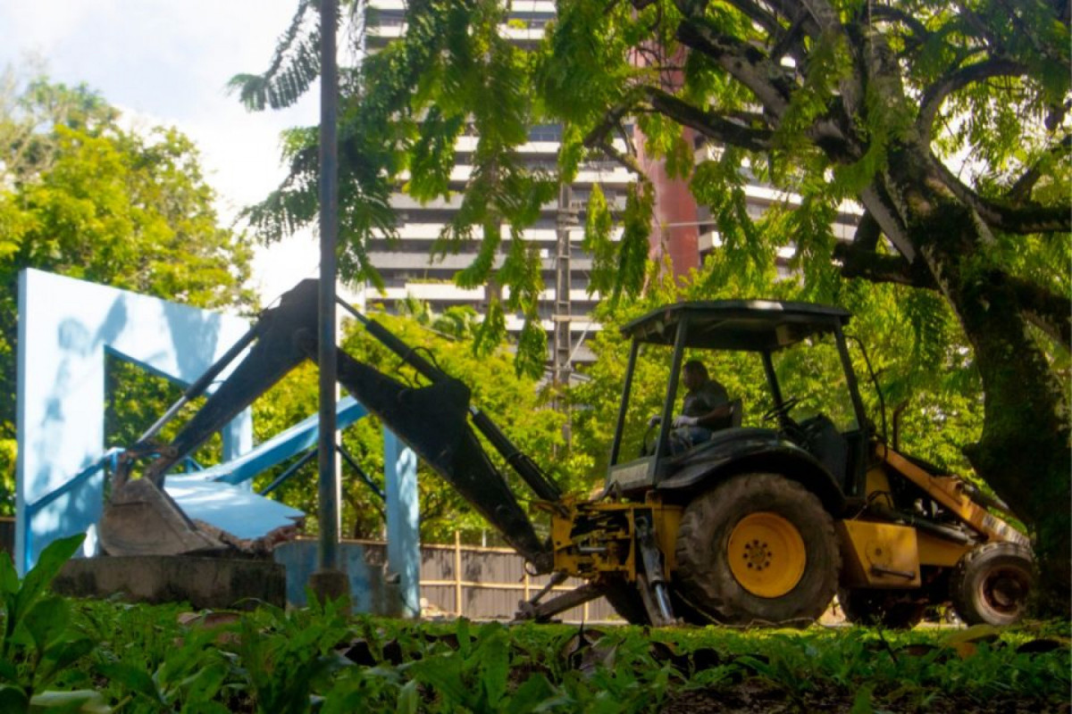 Reportagem flagrou demolição de equipamentos usados como obstáculos para caminhada/Nivaldo Fran/DP Foto