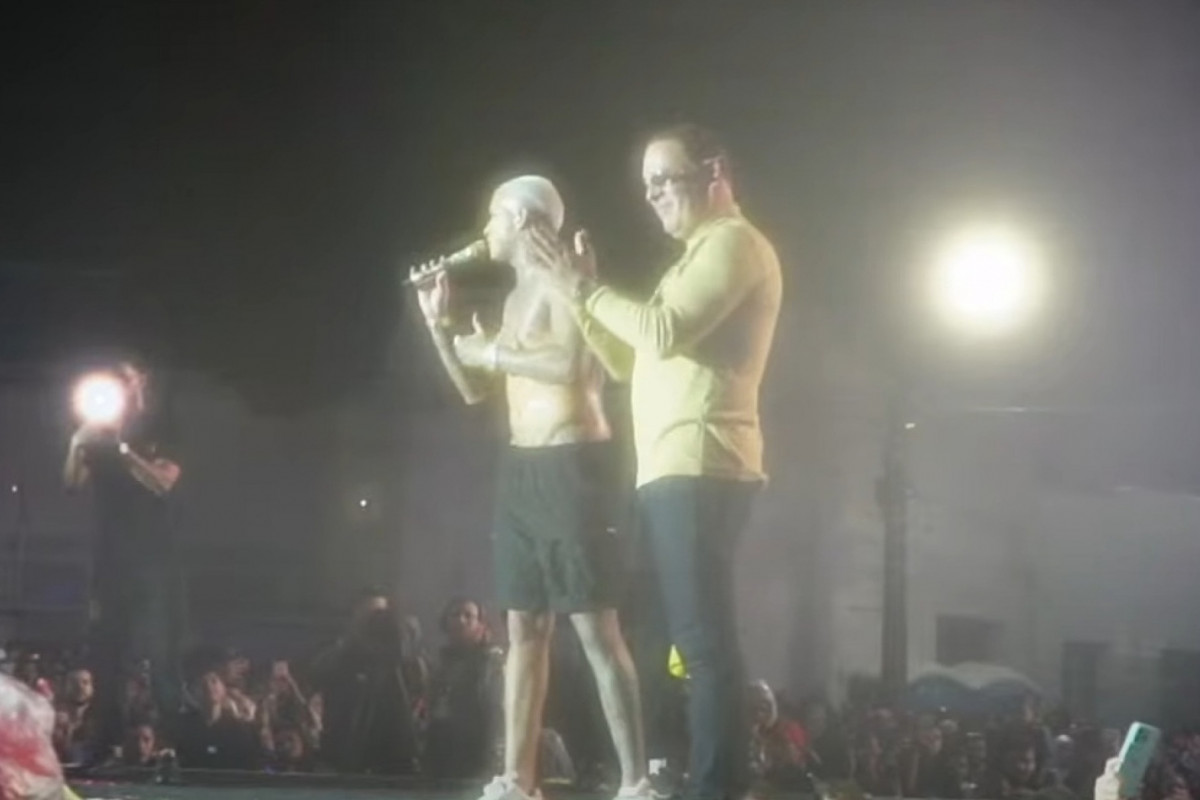 O prefeito Sivaldo Albino (PSB) subiu ao palco do FIG 2025 durante o show de Neiff e outros artistas, como o rapper Hungria. (Reprodução/Youtube) O prefeito Sivaldo Albino (PSB) subiu ao palco do FIG 2025 durante o show de Neiff e outros artistas, como o rapper Hungria./Reprodução/Youtube