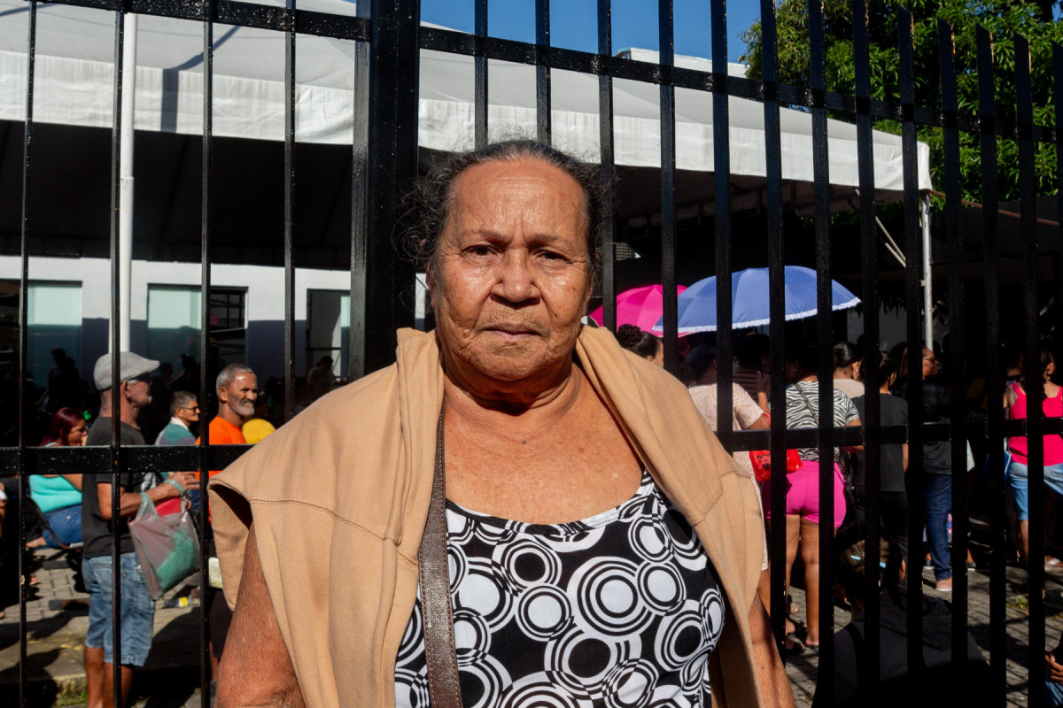 A aposentada Berenice Ribeiro, de 74 anos, precisou vir a Central do CadÚnico do Recife após ter a aposentadoria suspensa