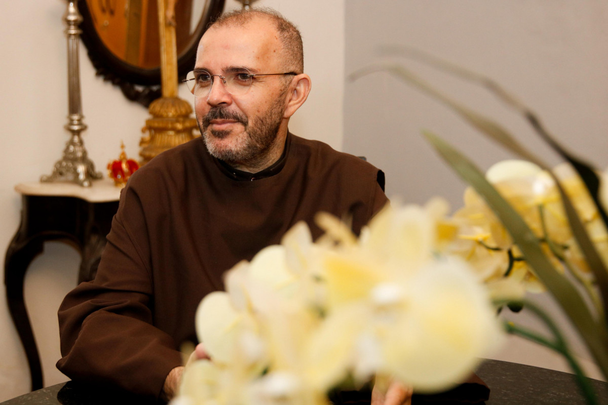 Entrevista com o reitor da Basílica do Carmo, Frei Cidmario