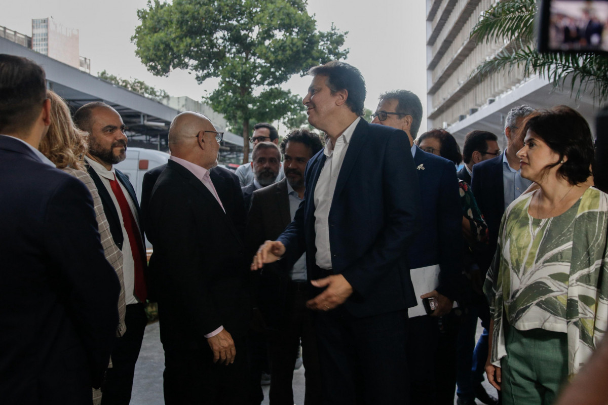 Visita do ministro da Educação, Camilo Santana, às obras no Hospital das Clínicas