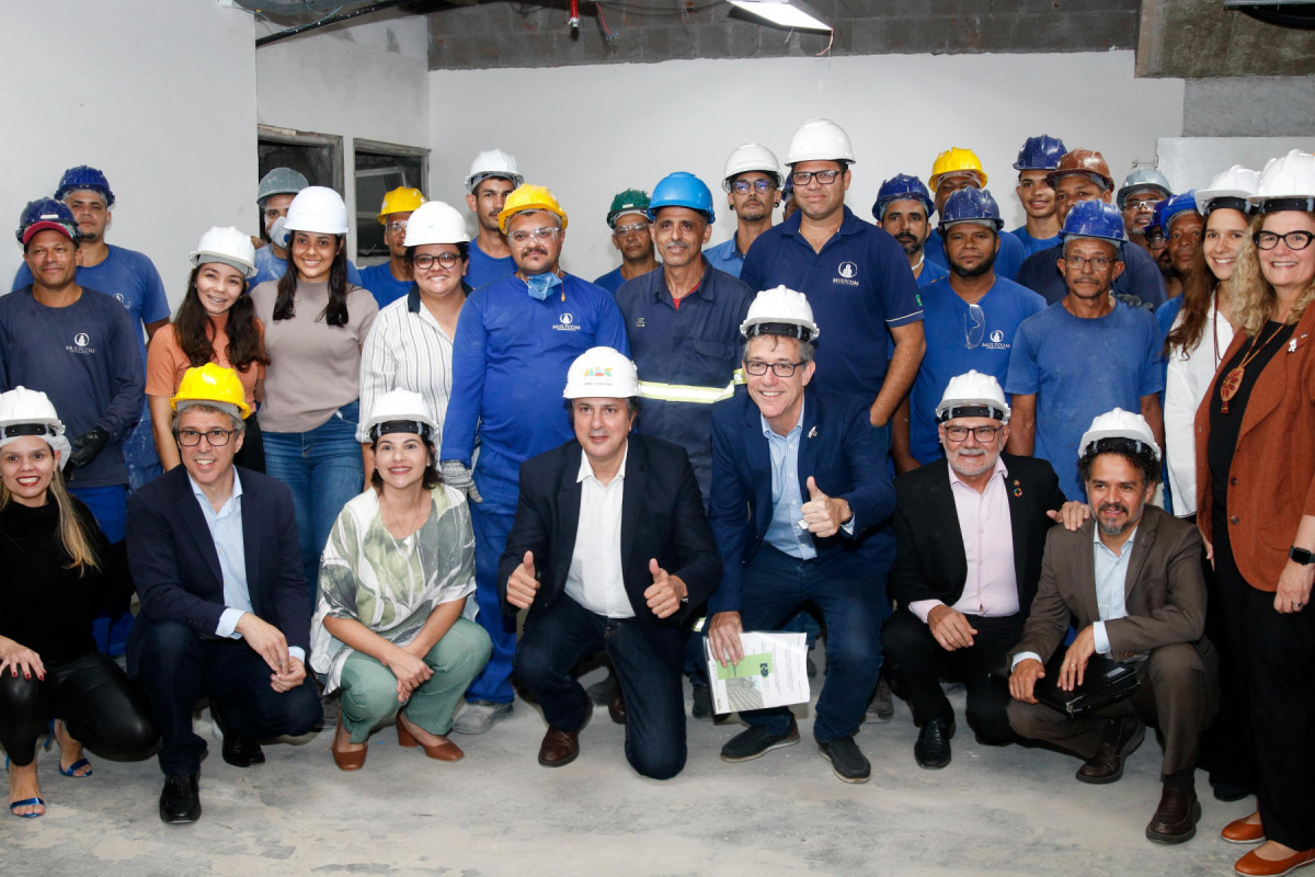 Visita do ministro da Educação, Camilo Santana, às obras no Hospital das Clínicas