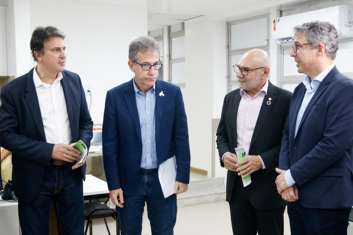 Visita do ministro da Educação, Camilo Santana, às obras no Hospital das Clínicas