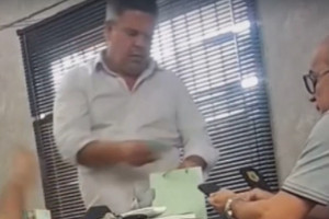Ex-secret&aacute;rio foi filmado recebendo dinheiro em esp&eacute;cie na sala do ent&atilde;o diretor do pres&iacute;dio.