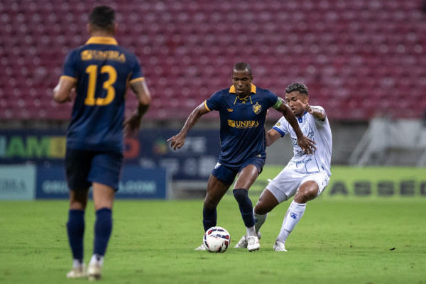 São Lourenço da Mata, PE, 15/07/2025 - RETRÔ X CSA - Na noite desta segunda-feira(15), a equipe do Retrô, recebeu a equipe do CSA pelo Campeonato Brasileiro da Serie C 2025, na Arena de Pernambuco. Jogador do Retrô, Fabinho