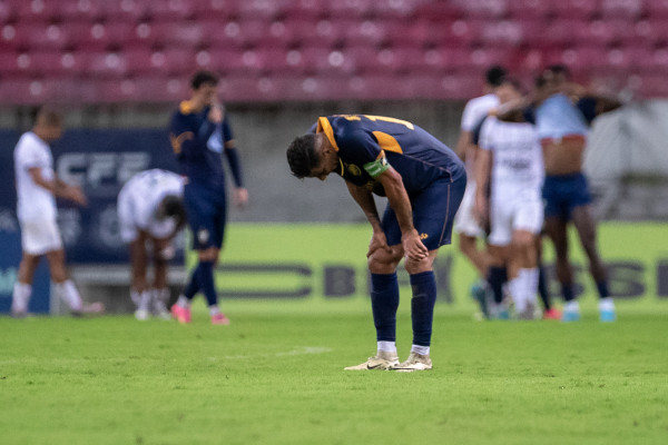São Lourenço da Mata, PE, 15/07/2025 - RETRÔ X CSA - Na noite desta segunda-feira(15), a equipe do Retrô, recebeu a equipe do CSA pelo Campeonato Brasileiro da Serie C 2025, na Arena de Pernambuco. Jogador do Retrô, Bruno Peres
