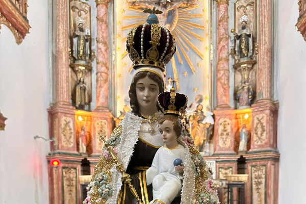 Novo manto da imagem peregrina de Nossa Senhora do Carmo (Foto: Divulgação) Novo manto da imagem peregrina de Nossa Senhora do Carmo/Foto: Divulgação