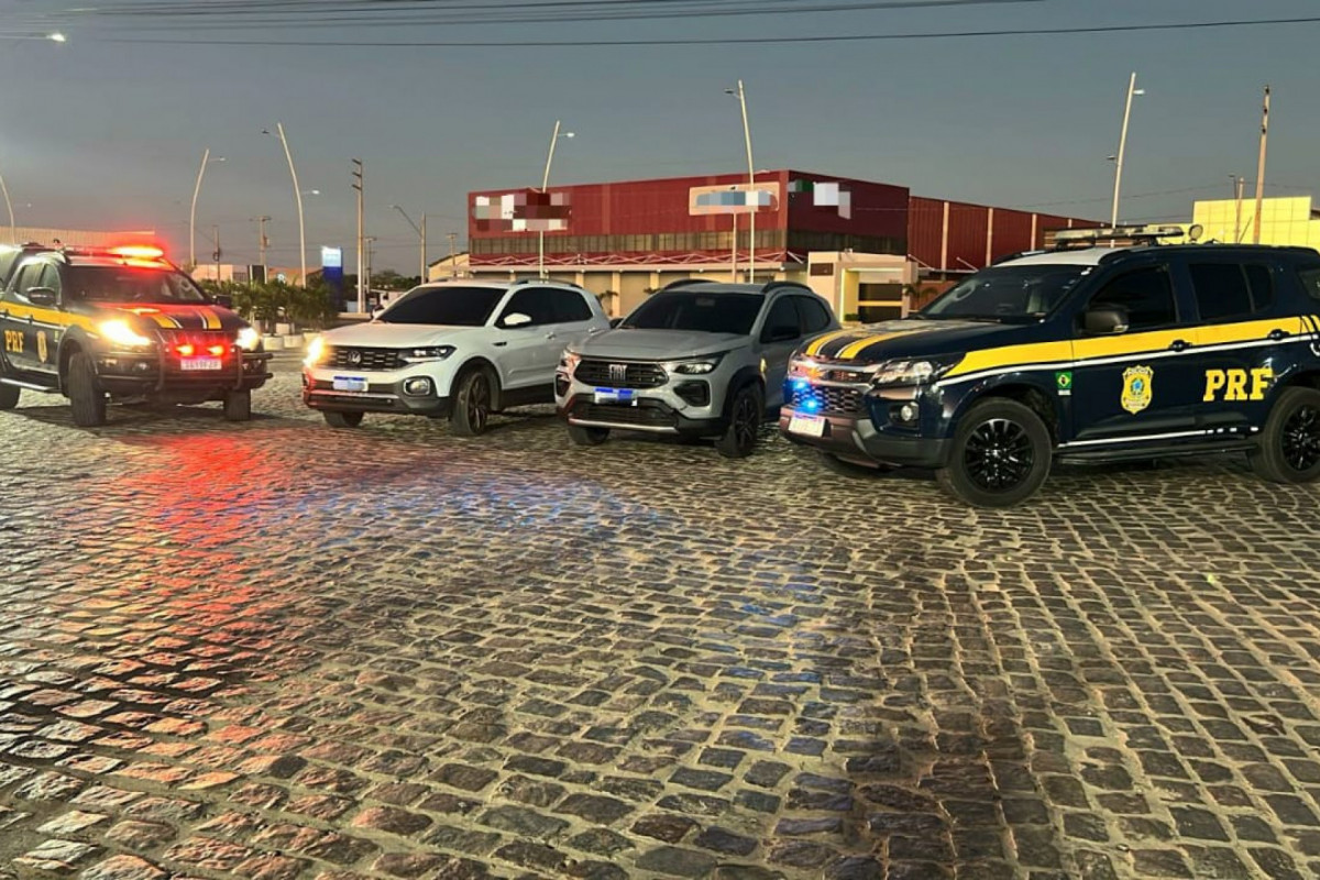 Crros roubados no Recife há cerca de 20 dias foram recuperados em ação da Polícia Rodoviária Federal (PRF) (Foto: Divulgação) Crros roubados no Recife há cerca de 20 dias foram recuperados em ação da Polícia Rodoviária Federal (PRF)/Foto: Divulgação