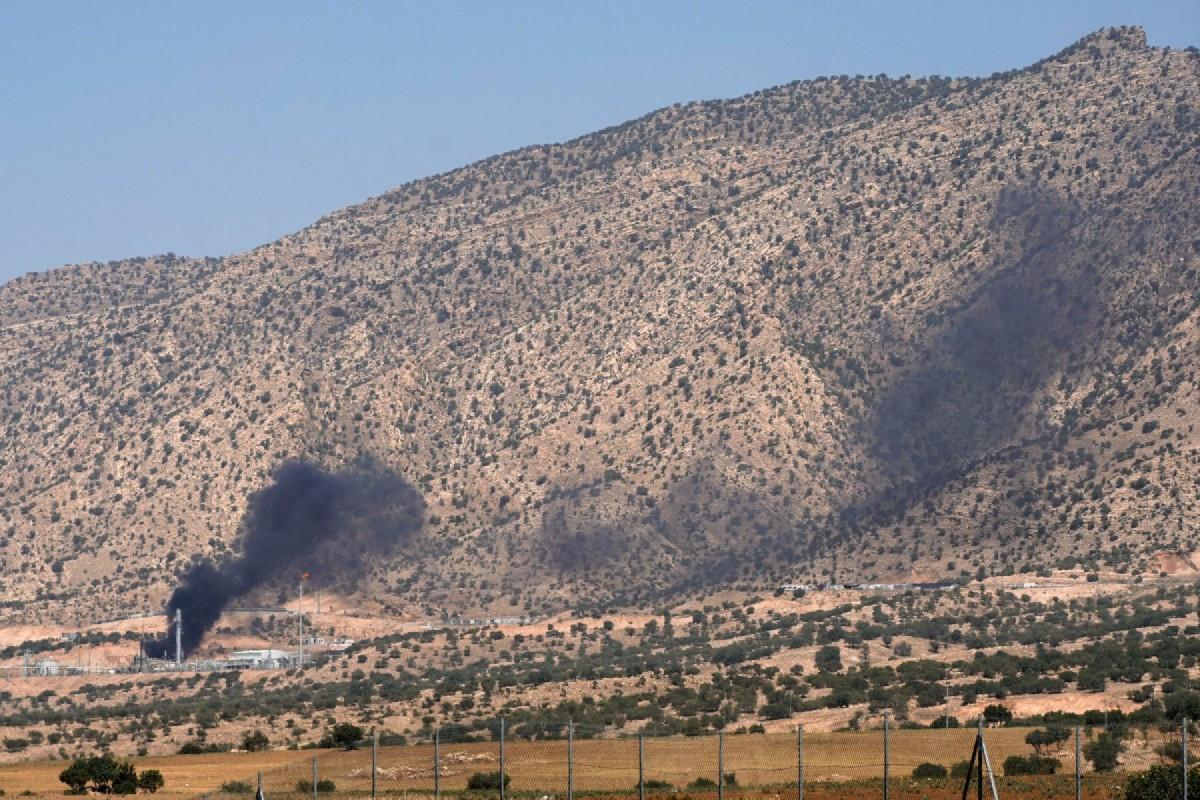 Os ataques ocorreram um dia após outro campo de petróleo na província de Dohuk, operado por uma empresa americana, ter sido incendiado, também após ser atingido por um drone (Foto: Ismael ADNAN / AFP) Os ataques ocorreram um dia após outro campo de petróleo na província de Dohuk, operado por uma empresa americana, ter sido incendiado, também após ser atingido por um drone/Foto: Ismael ADNAN / AFP