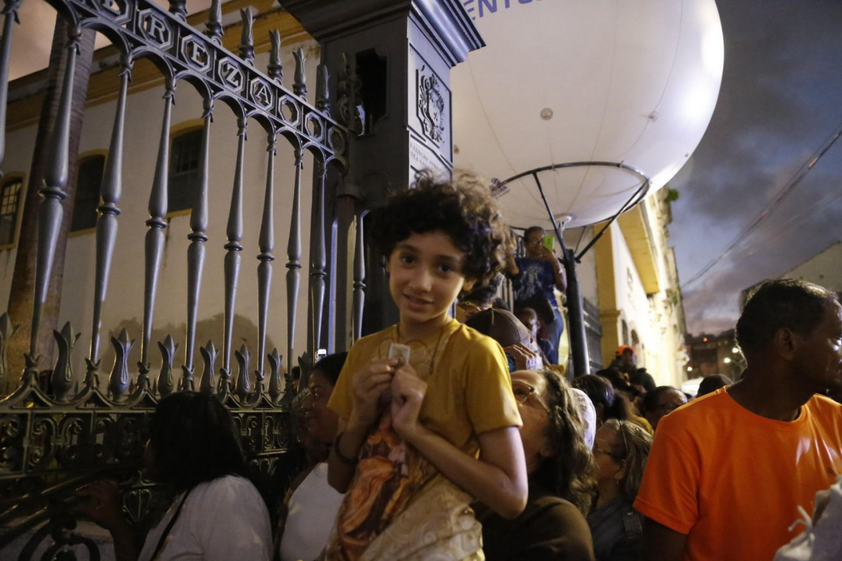 Miguel Ribeiro, de 10 anos, filho de Elizandra durante a festividade de Nossa Senhora do Carmo, no Recife