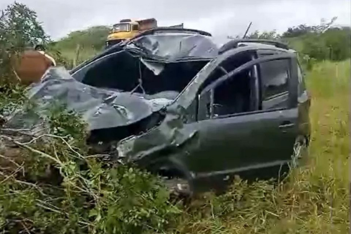 Mulher morre em capotamento na PE-300, no Sertão de Pernambuco
(Reprodução) Mulher morre em capotamento na PE-300, no Sertão de Pernambuco
/Reprodução