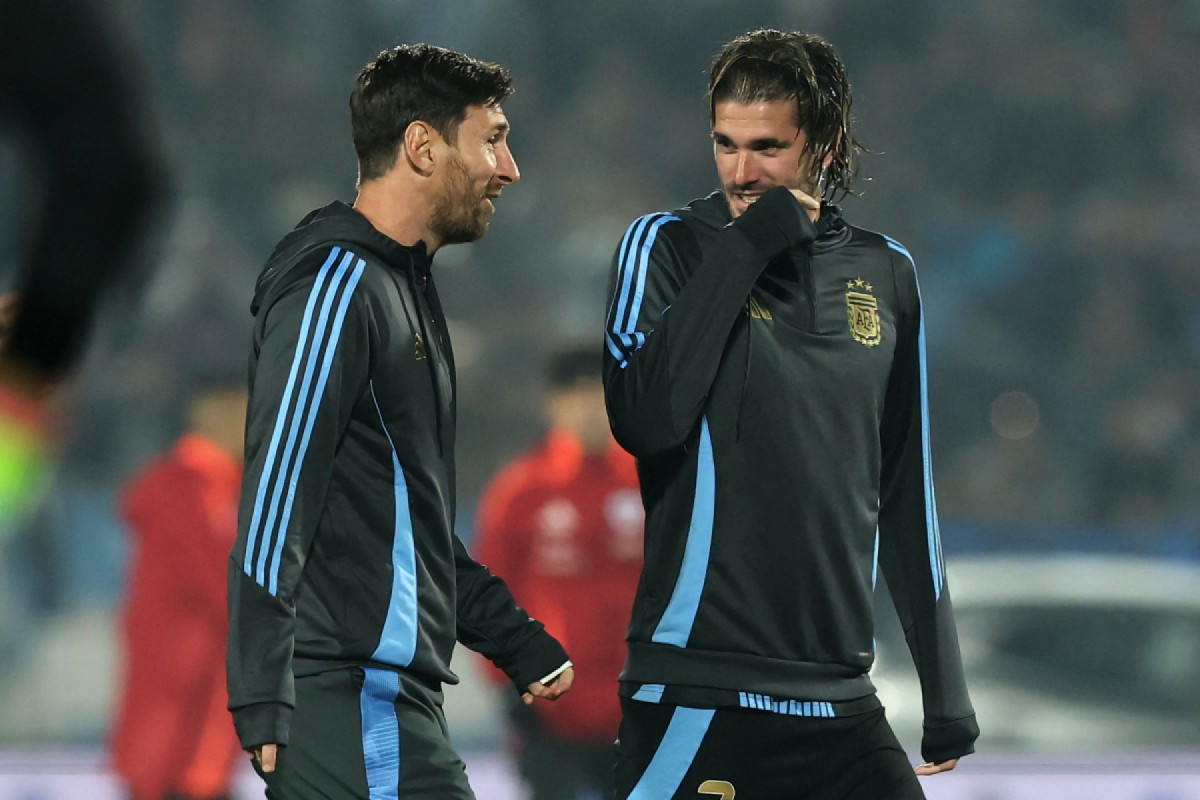 Lionel Messi e Rodrigo De Paul, jogadores da Seleção Argentina /JAVIER TORRES / AFP