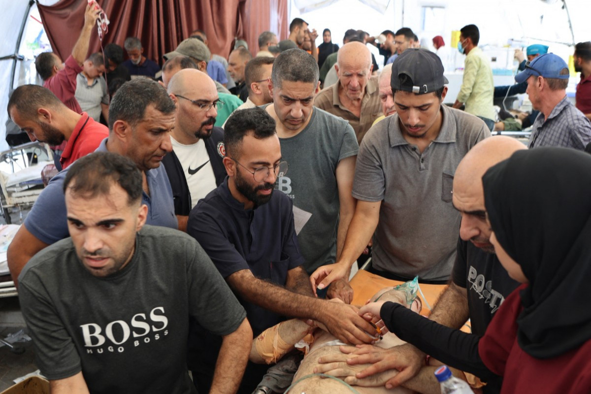 Palestinos feridos em um ataque israelense à igreja da Sagrada Família recebem tratamento no hospital Arab Ahli, também conhecido como Batista, na Cidade de Gaza, em 17 de julho de 2025. O Patriarcado Latino de Jerusalém afirmou que um ataque israelense à única igreja católica de Gaza matou duas pessoas e feriu várias, incluindo o pároco, em 17 de julho, além de causar danos ao prédio. (Foto de Omar AL-QATTAA / AFP)