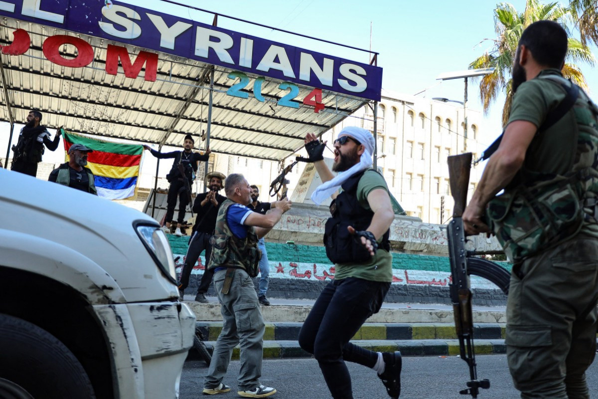  Syrian Druze fighters celebrate after Syrian government forces pulled out of the southern Sweida governorate, on July 17, 2025. The Druze heartland Sweida has been gripped by deadly sectarian bloodshed since July 13, with hundreds reportedly killed in clashes pitting Druze fighters against Sunni Bedouin tribes and the army and its allies. 