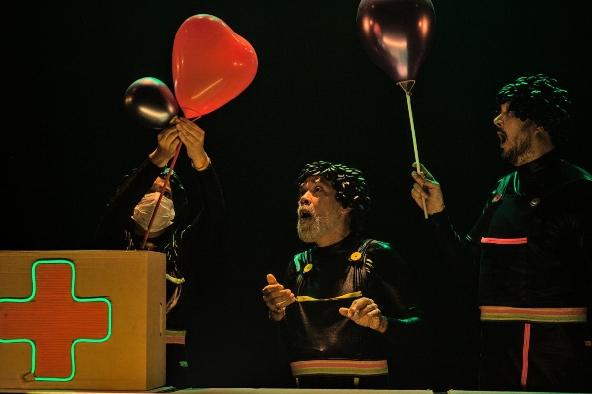 Espetáculo Hélio, O Balão que Não Consegue Voar 