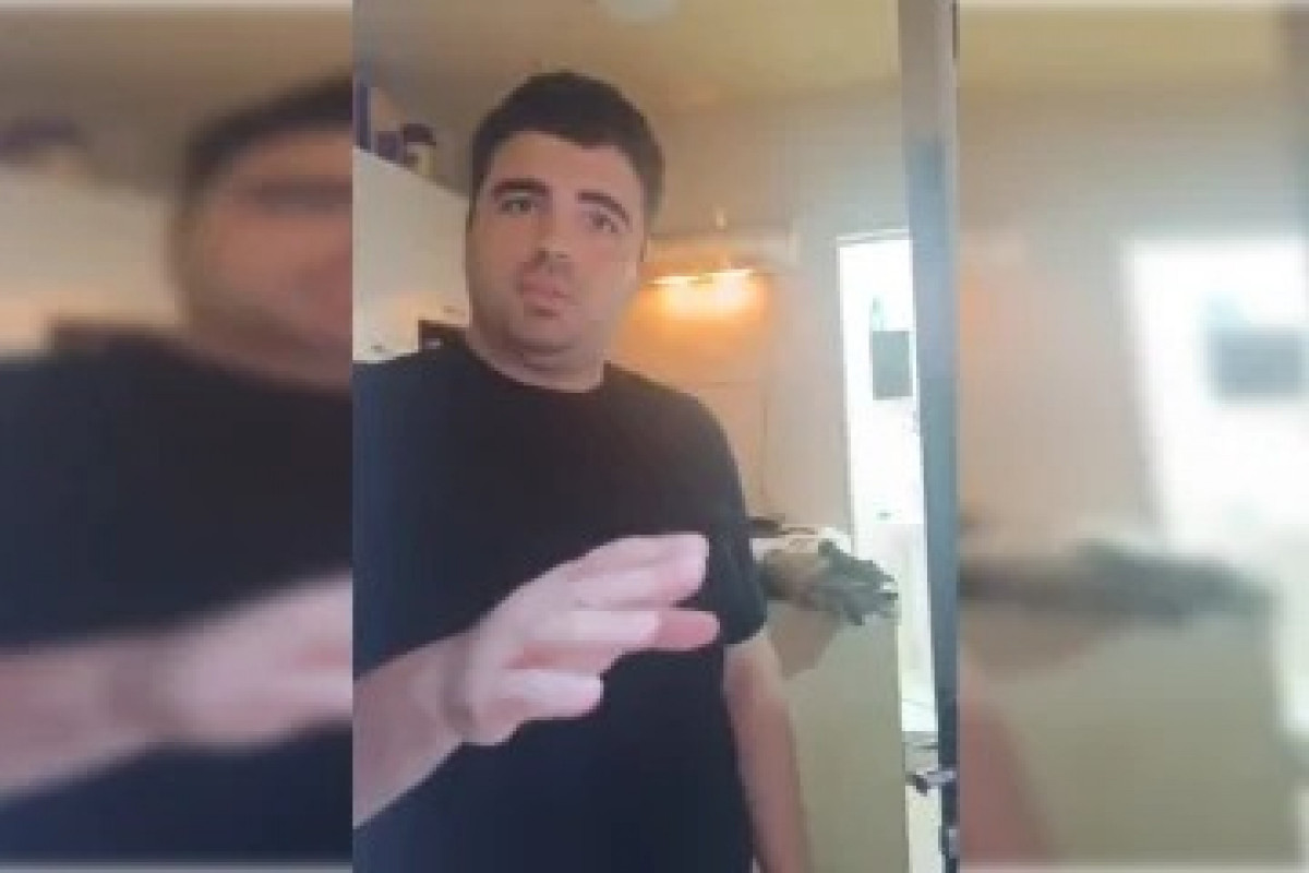 Irmã de Thiago foi até a casa em que o irmão morava com Bruno e encontrou os sacos na geladeira (Reprodução/X)
Irmã de Thiago foi até a casa em que o irmão morava com Bruno e encontrou os sacos na geladeira/Reprodução/X