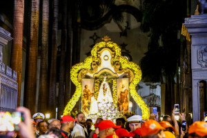 Em prociss&atilde;o no Recife, milhares de devotos reverenciam Nossa Senhora do Carmo