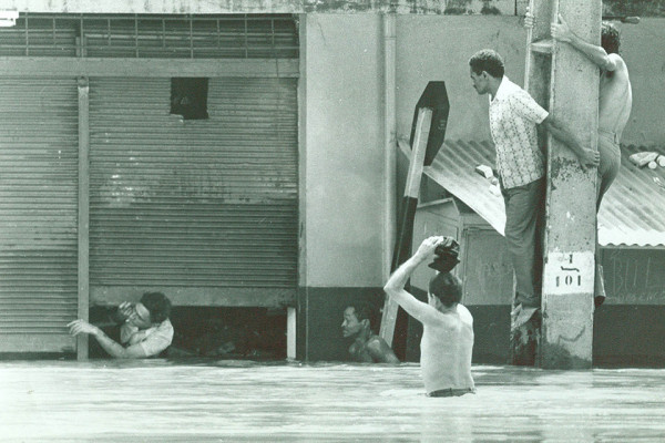 Alagamento obrigou moradores a subirem em postes na cheia de 1975