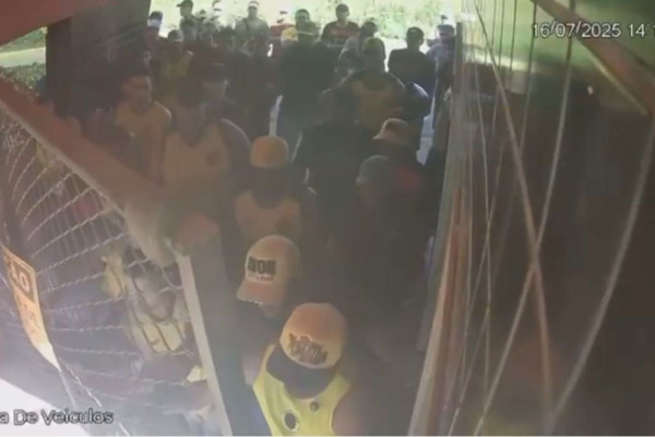 Torcida organizada do Sport invade o Centro de Treinamento José de Andrade Médicis