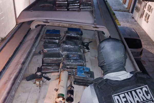Tabletes de cocaína estavam no teto do ônibus /Polícia Civil