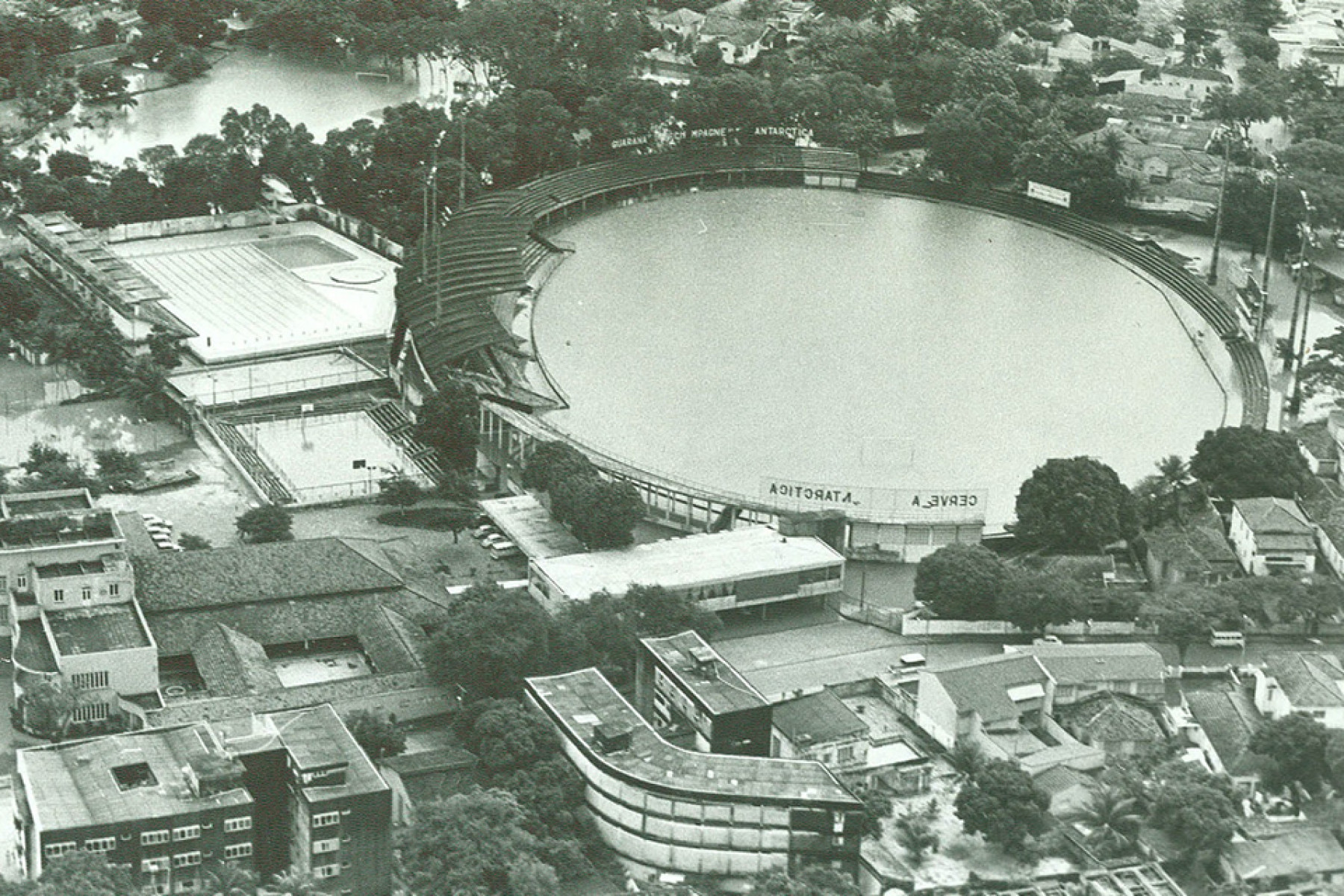 Estádio dos Aflitos e redondezas debaixo d'água na cheia de 1975