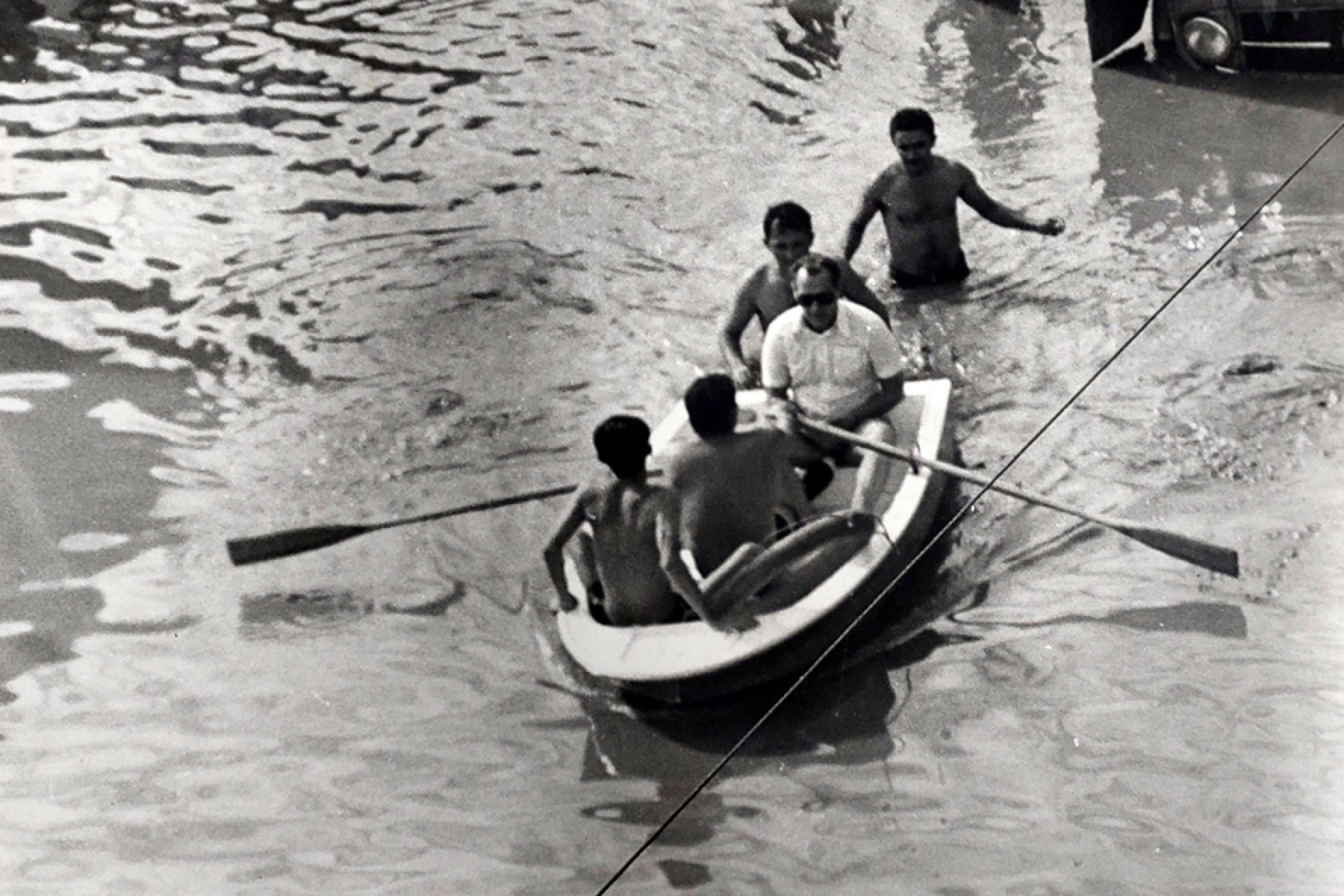 Botes foram usados pela população durante a cheia de 1975