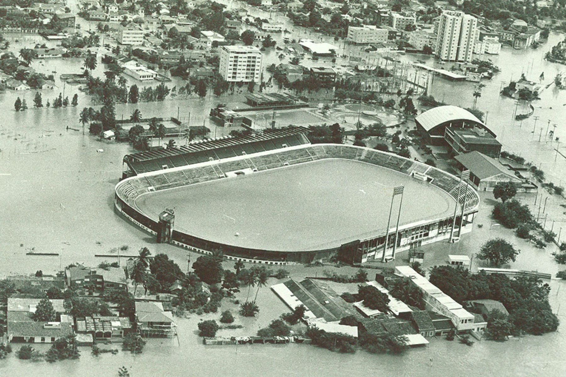 Estádio da Ilha do Retiro e redondezas durante cheia de 1975