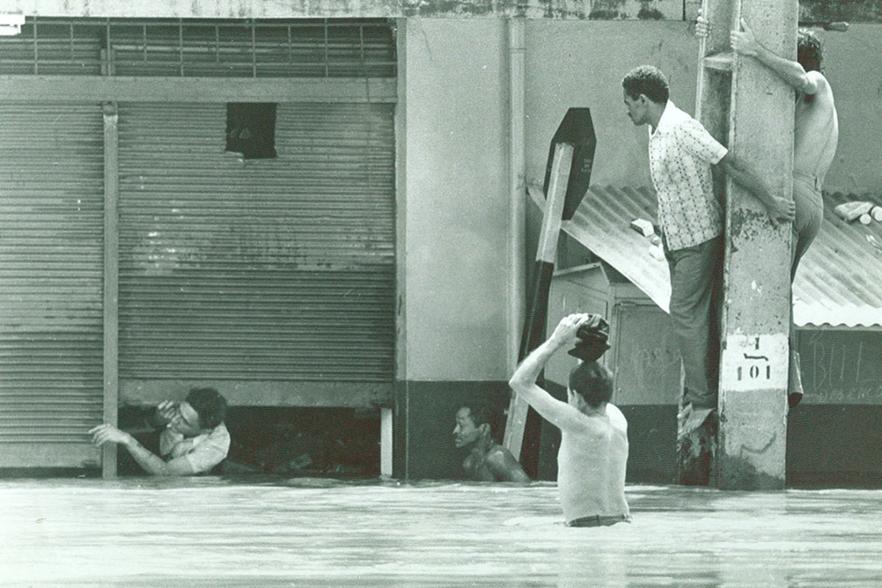 Alagamento obrigou moradores a subirem em postes na cheia de 1975 