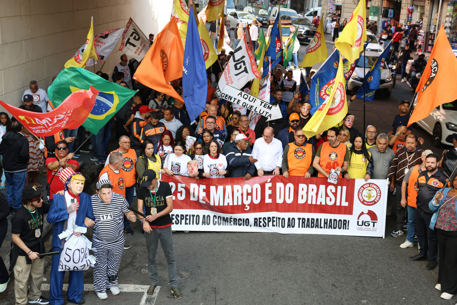 Manifestação dos comerciários da 25 de março, com organização do sindicato dos comerciários de São Paulo, contra medidas do presidente dos Estados Unidos, Donald Trump