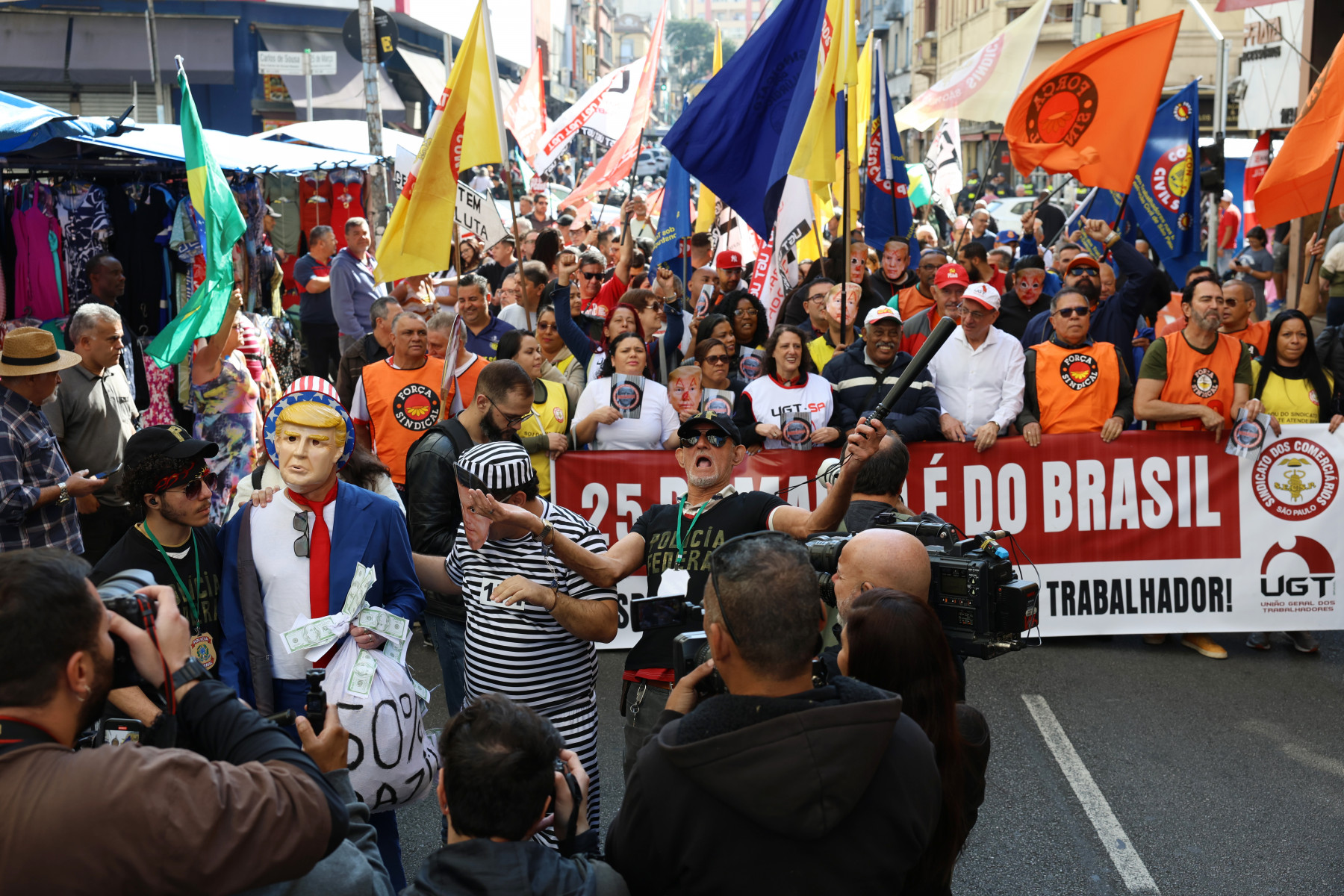 Manifestação dos comerciários da 25 de março, com organização do sindicato dos comerciários de São Paulo, contra medidas do presidente dos Estados Unidos, Donald Trump