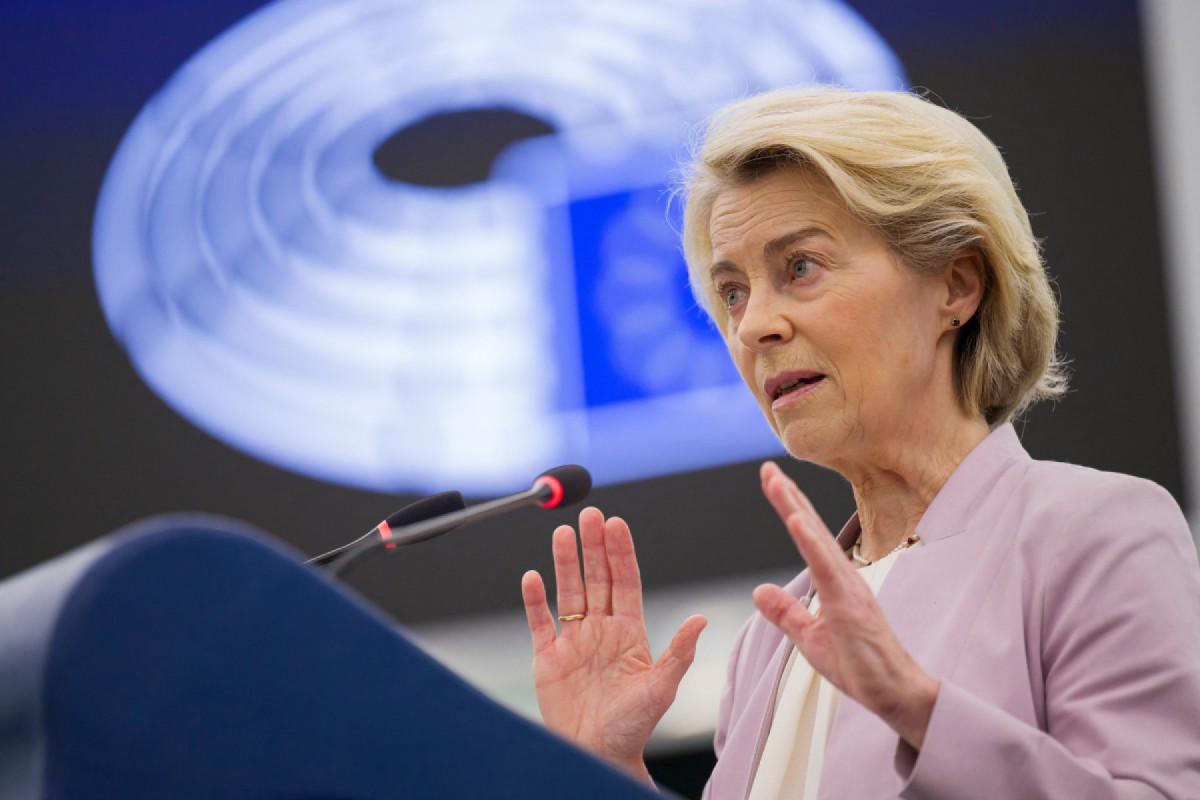 A presidente da Comissão Europeia, Ursula von der Leyen, discursa durante uma sessão plenária no Parlamento Europeu, em Estrasburgo, em 9 de julho de 2025. Em 7 de julho de 2025, Von der Leyen rejeitou uma moção de censura patrocinada pela extrema direita contra ela, classificando-a como uma tentativa, carregada de teorias da conspiração, de minar a unidade europeia, antes de uma votação que lança um novo escrutínio sobre sua liderança. A rara contestação praticamente não tem chance de destituir a presidente conservadora da Comissão Europeia na votação a ser realizada em 10 de julho de 2025. (Foto de Jean-Christophe VERHAEGEN / AFP) ( AFP) A presidente da Comissão Europeia, Ursula von der Leyen, discursa durante uma sessão plenária no Parlamento Europeu, em Estrasburgo, em 9 de julho de 2025. Em 7 de julho de 2025, Von der Leyen rejeitou uma moção de censura patrocinada pela extrema direita contra ela, classificando-a como uma tentativa, carregada de teorias da conspiração, de minar a unidade europeia, antes de uma votação que lança um novo escrutínio sobre sua liderança. A rara contestação praticamente não tem chance de destituir a presidente conservadora da Comissão Europeia na votação a ser realizada em 10 de julho de 2025. (Foto de Jean-Christophe VERHAEGEN / AFP)/ AFP