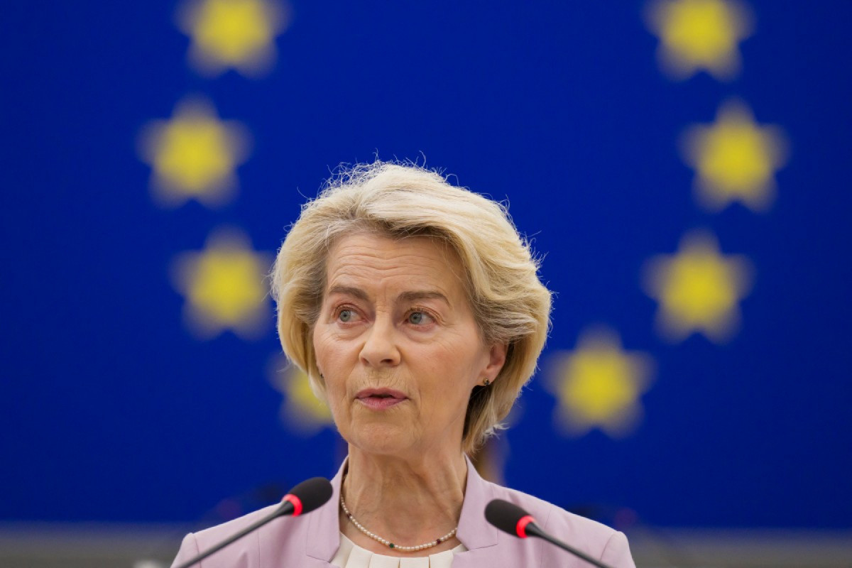 A presidente da Comissão Europeia, Ursula von der Leyen, discursa durante uma sessão plenária no Parlamento Europeu, em Estrasburgo, em 9 de julho de 2025. Em 7 de julho de 2025, Von der Leyen rejeitou uma moção de censura patrocinada pela extrema direita contra ela, classificando-a como uma tentativa, carregada de teorias da conspiração, de minar a unidade europeia, antes de uma votação que lança um novo escrutínio sobre sua liderança. A rara contestação praticamente não tem chance de destituir a presidente conservadora da Comissão Europeia na votação a ser realizada em 10 de julho de 2025. (Foto de Jean-Christophe VERHAEGEN / AFP)