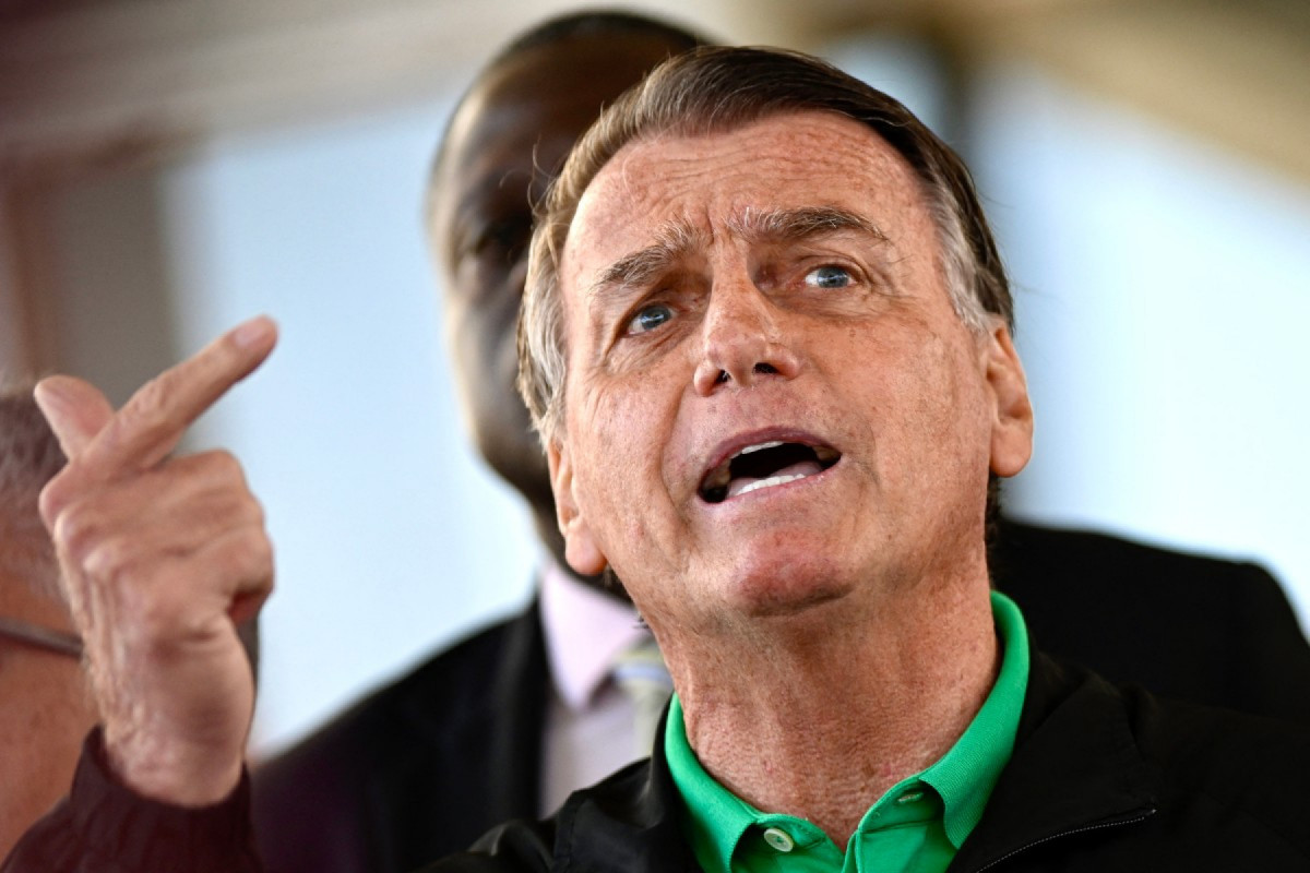 O ex-presidente brasileiro Jair Bolsonaro fala à imprensa no Senado Federal, em Brasília, em 17 de julho de 2025. Um promotor pediu ao Supremo Tribunal Federal (STF) na terça-feira que considere Bolsonaro culpado de conspiração para golpe, em alegações finais após um julgamento em que o presidente dos EUA, Donald Trump, tentou intervir em nome de seu aliado de direita. (Foto de Mateus Bonomi / AFP)/ AFP
