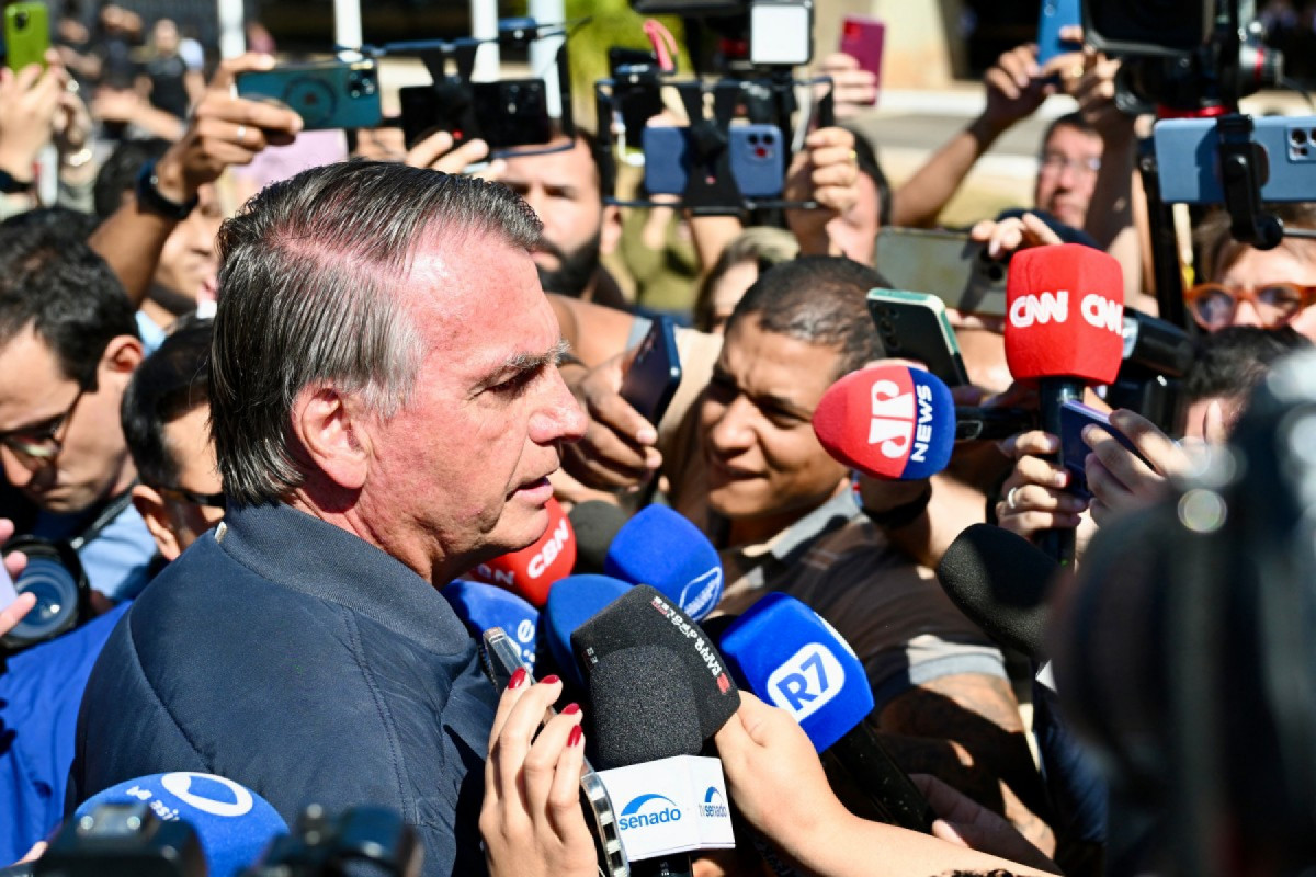 O ex-presidente Jair Bolsonaro fala com a imprensa após receber um dispositivo de monitoramento eletrônico em Brasília, em 18 de julho de 2025. O ex-presidente Jair Bolsonaro deve usar um dispositivo de monitoramento eletrônico enquanto aguarda o veredito de seu julgamento por conspiração golpista, decidiu um juiz do Supremo Tribunal Federal na sexta-feira. (Foto: EVARISTO SA / AFP)