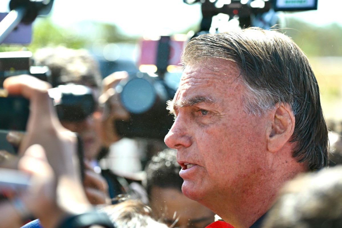 O ex-presidente Jair Bolsonaro fala com a imprensa após receber um dispositivo de monitoramento eletrônico em Brasília, em 18 de julho de 2025. O ex-presidente Jair Bolsonaro deve usar um dispositivo de monitoramento eletrônico enquanto aguarda o veredito de seu julgamento por conspiração golpista, decidiu um juiz do Supremo Tribunal Federal na sexta-feira. (Foto: EVARISTO SA / AFP)