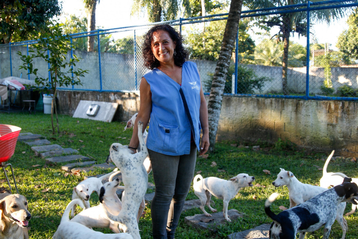 Laura Ferraz com os cachorros acolhidos na ONG.