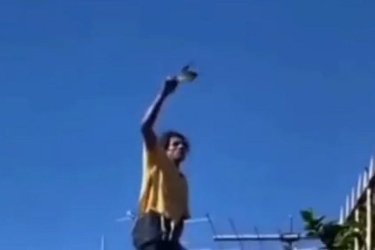 Em vídeos que circulam nas redes sociais, é possível ver o homem pedindo socorro em cima dos telhados, enquanto os moradores o ameaçam. 