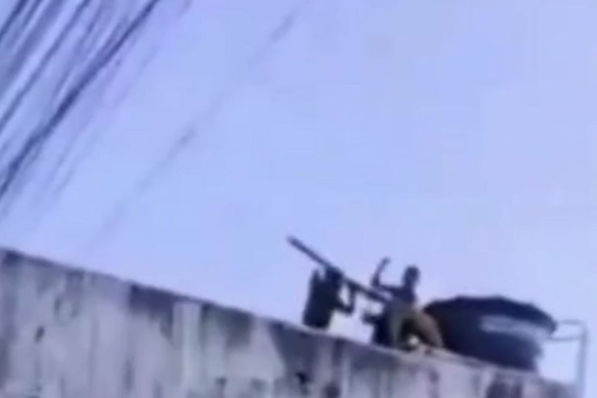 Filmagens registraram o momento em que o suspeito entra em luta corporal com pelo menos três moradores, que o golpeiam com socos e pauladas