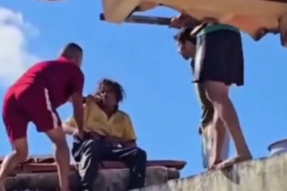 Filmagens registraram o momento em que o suspeito entra em luta corporal com pelo menos três moradores, que o golpeiam com socos e pauladas./Foto: Reprodução / Redes sociais
