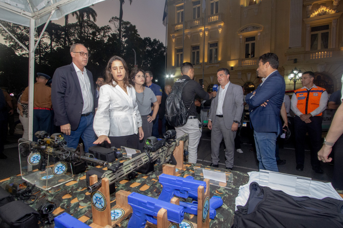 Raquel Lira em entrega de viaturas no Palácio do campo das Princesas