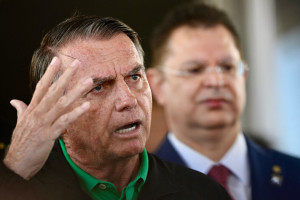 Ex-presidente disse ser v&iacute;tima de &quot;suprema humilha&ccedil;&atilde;o&quot;